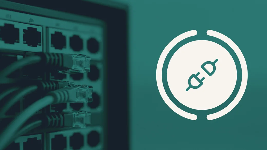 Patchpanel mit verbundenen Netzwerkkabeln, Symbol: verbundener Stecker (KI-generiert)