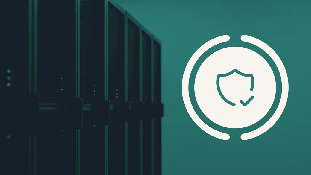 Server-Racks mit Status-LEDs im Rechenzentrum, Symbol: Schild mit Haken (KI-generiert)
