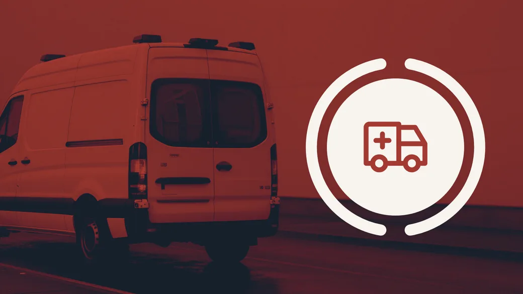 Rettungswagen in der Dämmerung auf nasser Straße, Symbol: Rettungswagen (KI-generiert)